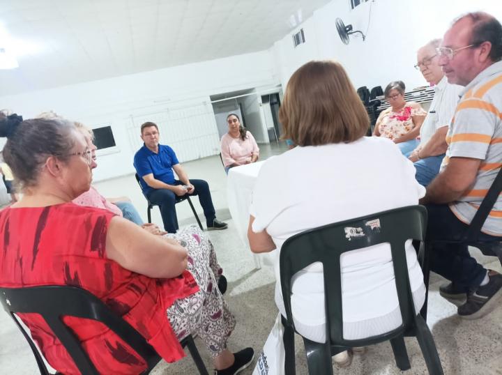 El Senador Borla recorrió La Criolla y visitó el Club de los Abuelos