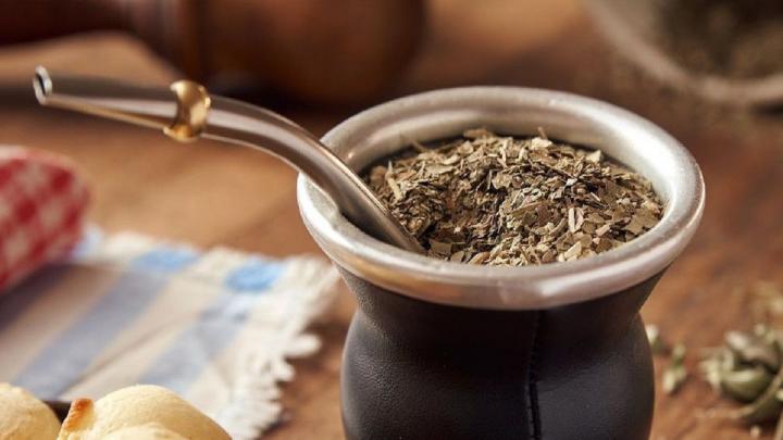 El mate será un lujo: aumenta la yerba un 40%