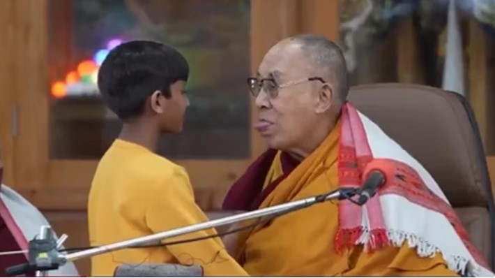 El Dalai Lama se disculpó por besar en la boca a un niño y pedirle que le chupara la lengua