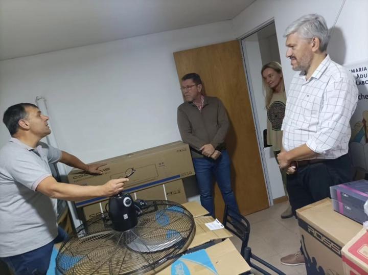 El Senador Borla entregó un aire acondicionado la Escuela de enseñanza para adultos N°2585 