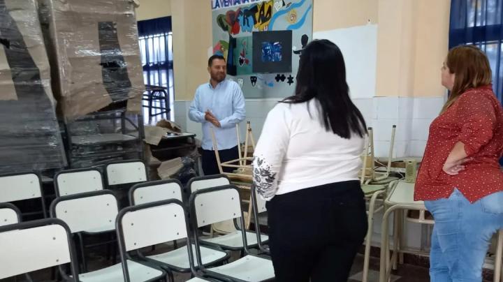 Norberto Ruscitti entregó mobiliario gestionado por Marcos Cleri a la Escuela Técnica local