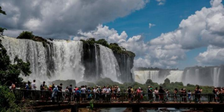 Casi un millón de turistas gastaron $ 29 mil millones durante el fin de semana largo