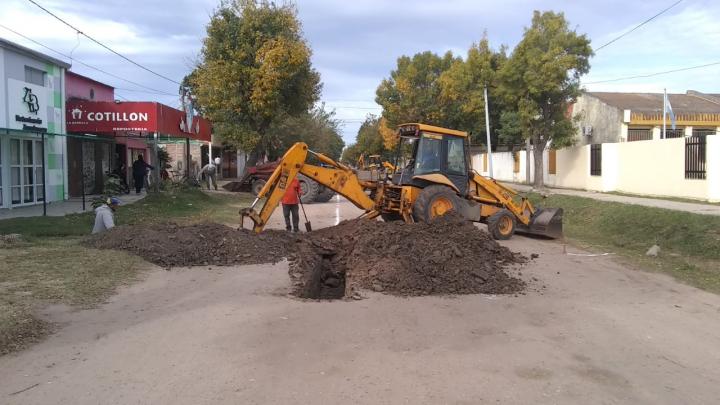 La Municipalidad de San Javier comenzó con el cruce de cloacas de Hipólito Irigoyen y avanza con otras obras 