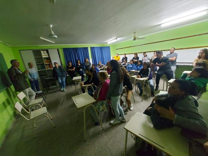 Cayastá: Carlos Kaufmman se reunió con padres de la escuela secundaria N° 370