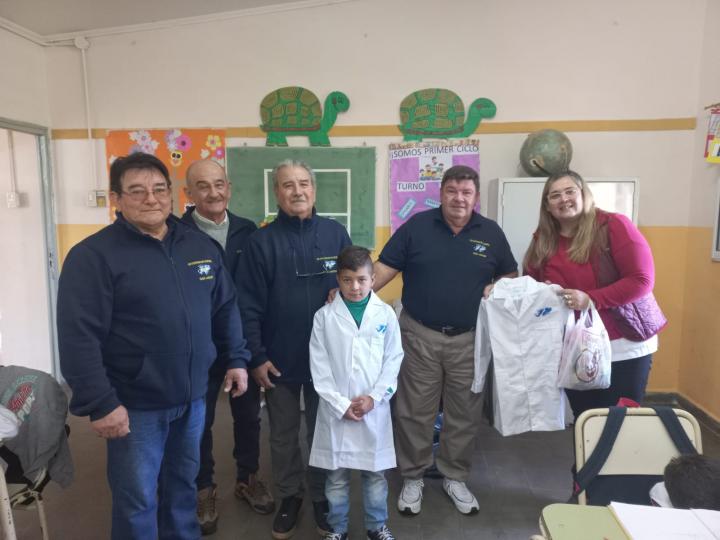 Colonia Francesa: Veteranos de Guerra donaron guardapolvos con el logo de Malvinas a la Esc. N°444 