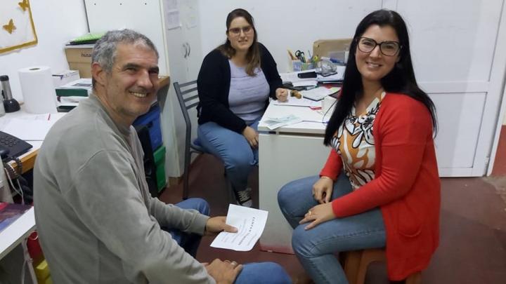 Santa Rosa: Carlos Kaufmann entregó aportes a la Escuela de Enseñanza Media para Adultos