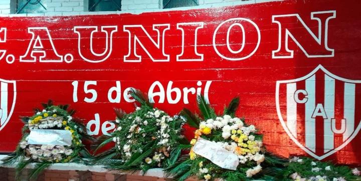 Polémica broma: dejaron coronas de flores en la puerta de Unión