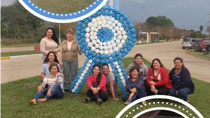 La Brava: Grupo de Mujeres locales decoraron la localidad por la fecha patria usando materiales reciclables