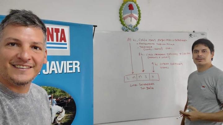 Eduardo Baucero diagrama futuras capacitaciones junto al Jefe del INTA San Javier