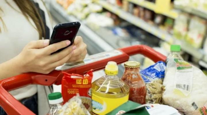 Comprar comida a crédito, una práctica de más de la mitad de las familias argentinas