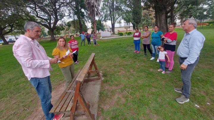 Colonia Mascías: El Senador Kaufmann contribuyó con indumentaria para alumnos locales