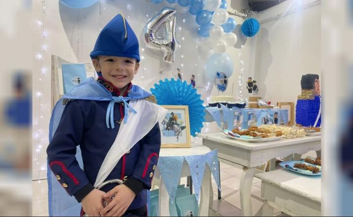 Un niño rosarino celebró su cumpleaños con temática sanmartiniana