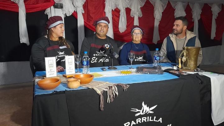 Norberto Ruscitti junto a los dueños de Parrilla 