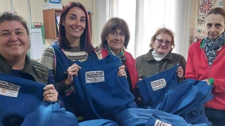 Rotary Club San Javier: entrega de mantas en la escuela N° 6099