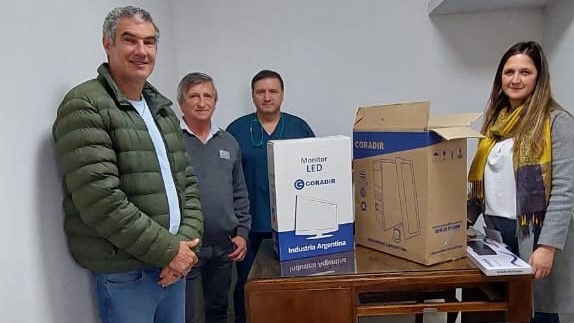 Colonia Mascías: El Senador Kaufmann entregó una computadora al hospital local