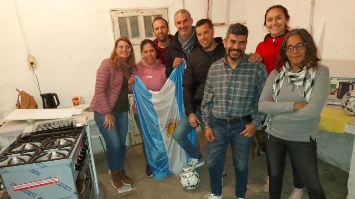 Cayastá: El Senador Kaufmann entregó una cocina y una bandera al Club 
