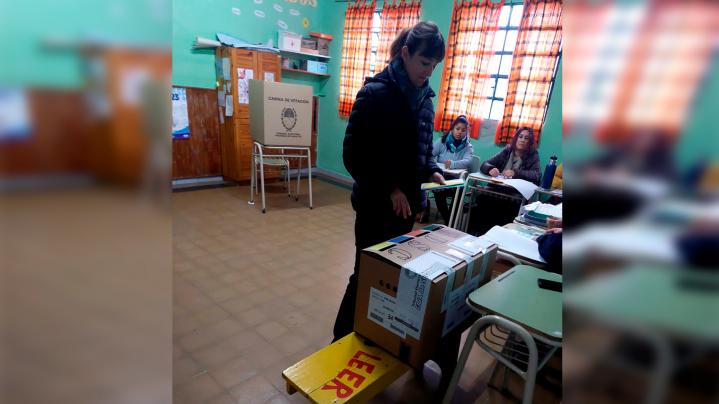 La Brava: Ya emitió su voto la compañera de formula del pre candidato a Senador Norberto Toti Ruscitti