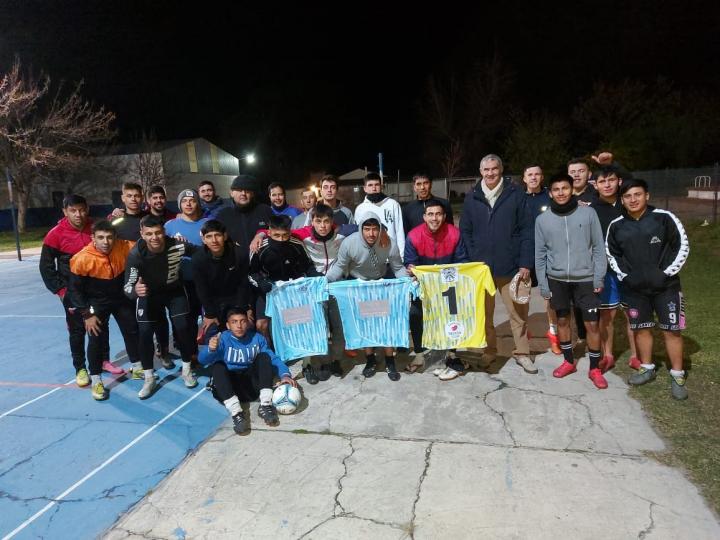 Campo del Medio: el Senador Kaufmann apoyando al Club 