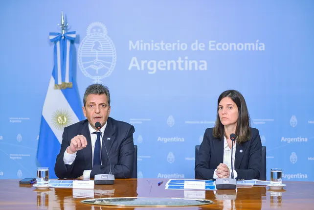 Massa anunció 23,3% de aumento para jubilados y tres bonos de $ 27.000