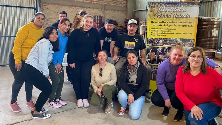 Cacique Ariacaiquín: Jóvenes locales visitaron la Cabaña Apícola Dayer's