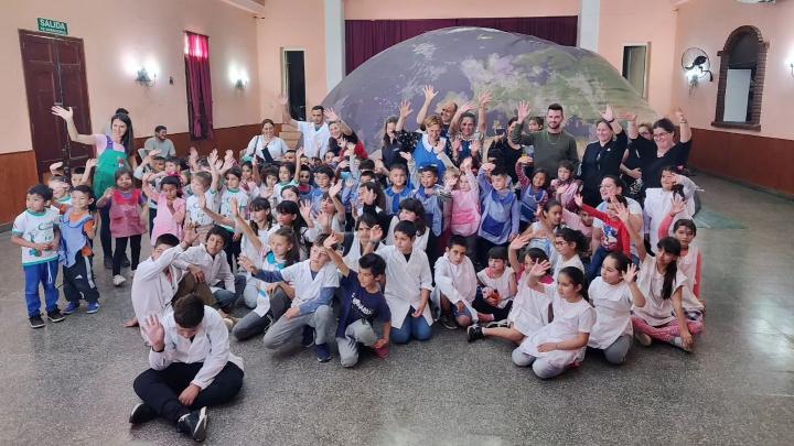 Alejandra: Oscar Dolzani y autoridades visitaron el Planetario Móvil