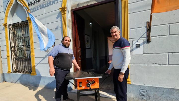 Helvecia: El Senador Kaufmann entregó una Sierra circular de banco para el Taller Manual N°7 