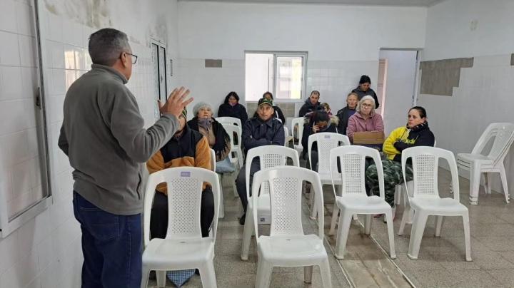 Helvecia: La Secretaría de la Producción entregó pollitos a productores locales
