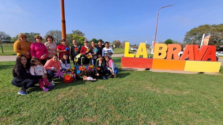 La Brava: grupo de mujeres decoraron la localidad por la llegada de la primavera