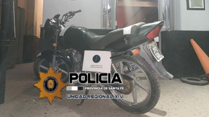 La policía secuestró una moto conducida a altas velocidades, sin documentación ni medidas de seguridad