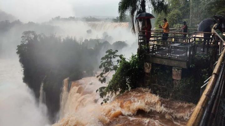 Vuelven a cerrar las Cataratas del Iguazú por la inmensa crecida del río