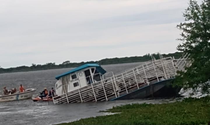 Sacaron a flote la chata que se dio vuelta en Helvecia 