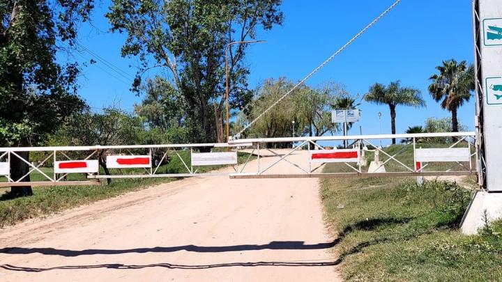 San Javier: cierran el paso en la costa para instalar bombas 