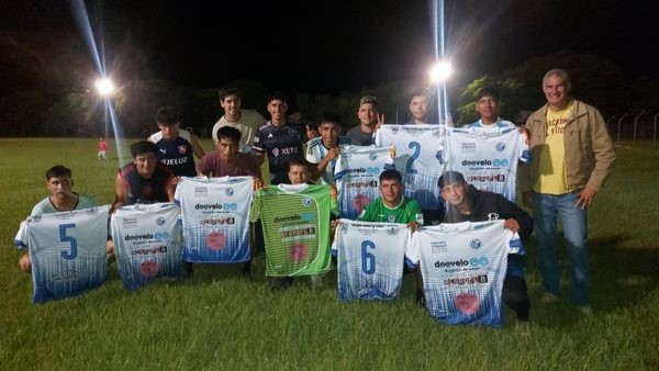 Carlos Kaufmann entregó camisetas a varios clubes deportivos del Departamento Garay
