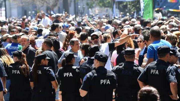 Insólito: para reunir más de tres personas en espacio público deberán pedir permiso
