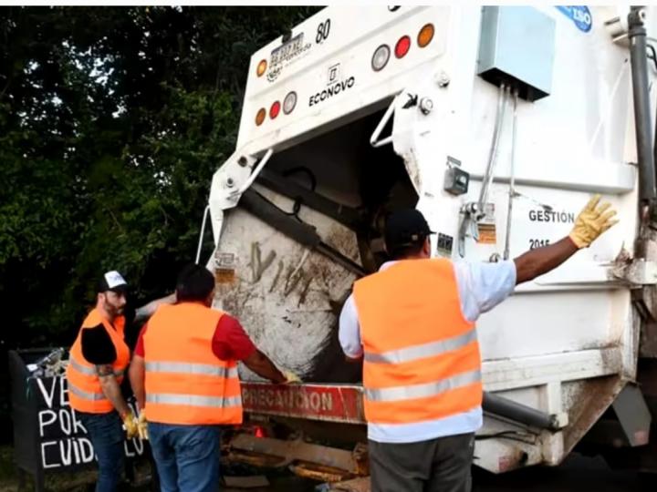 Un intendente salió a recolectar la basura para ver cómo mejorar el servicio