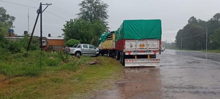 Campo del Medio: despistó en la tormenta y se chocó un camión parado 
