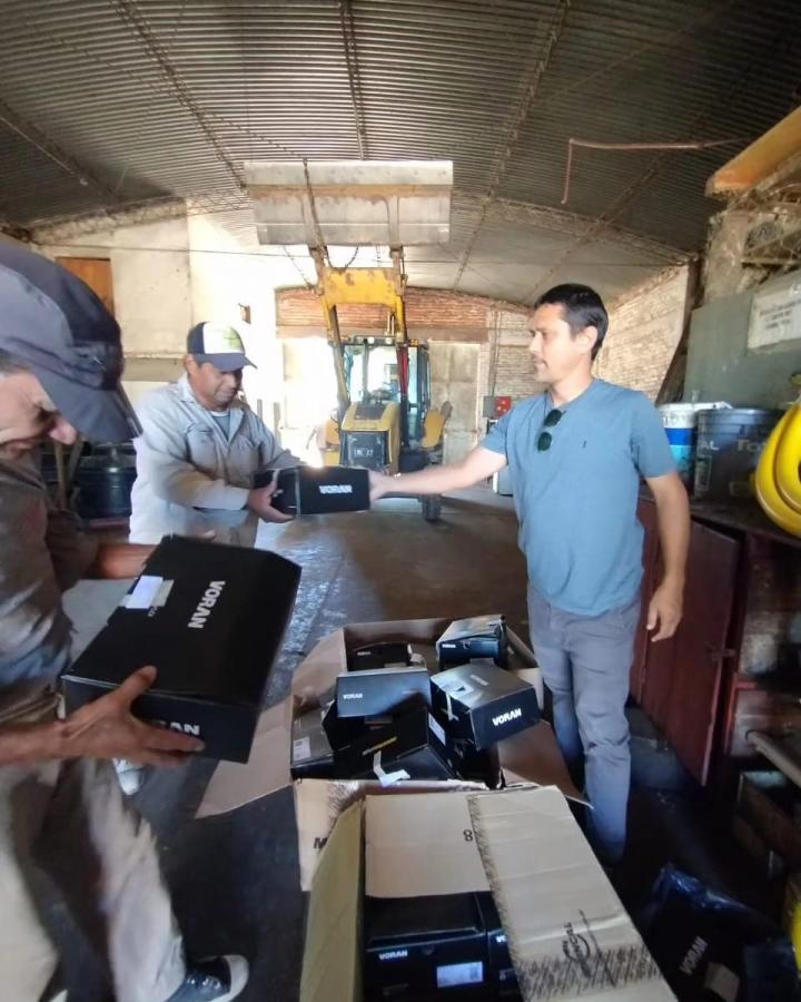 Entrega de indumentarias a empleados comunales 