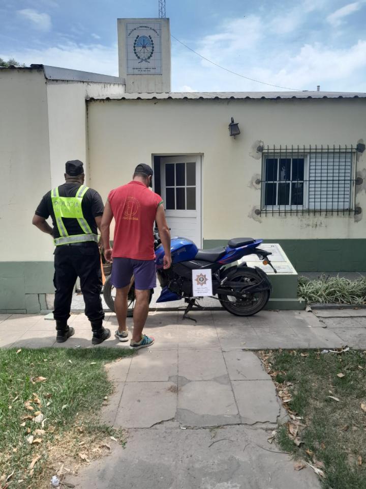 Secuestro de arma de fuego y de moto con pedido de captura