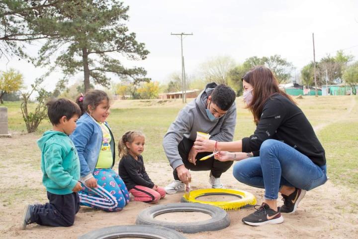 Cayastá: Intervenciones artísticas en plazas a cargo de niños del pueblo 