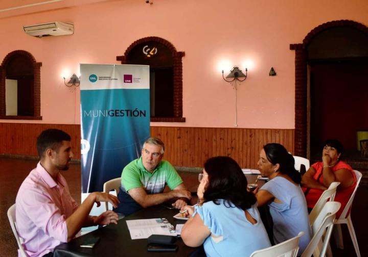 Alejandra: Moore y equipo, se reunieron con Gianluca Bulchi,-Coordinador munigestión UNL
