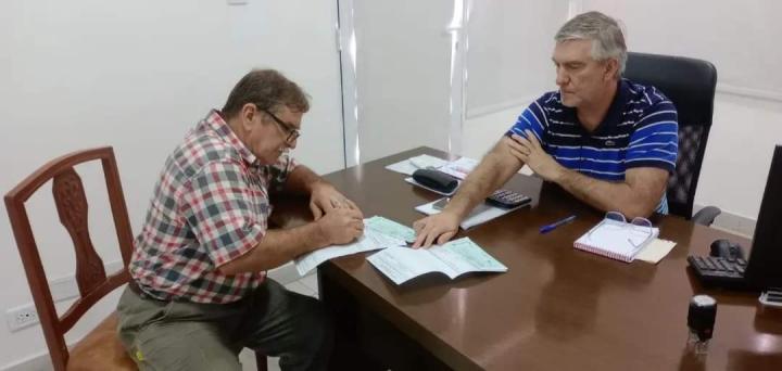 Alejandra: Alejandro Moore, entregó aporte a instituciones de la localidad 