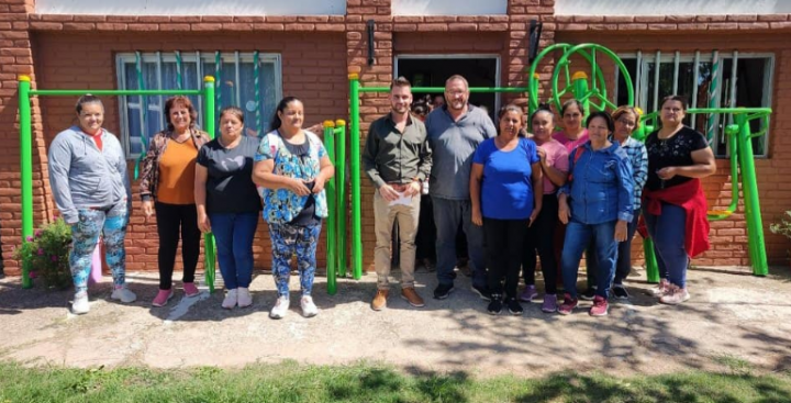 La comuna de Colonia Teresa, recibió equipos de gimnasia para su Plaza