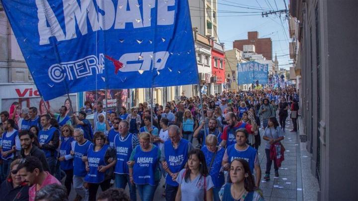 Mediante un DNU, Javier Milei eliminó el Fondo de Incentivo Docente