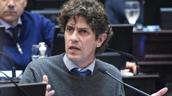 El presidente de la UCR nacional defendió el fuerte aumento a los senadores