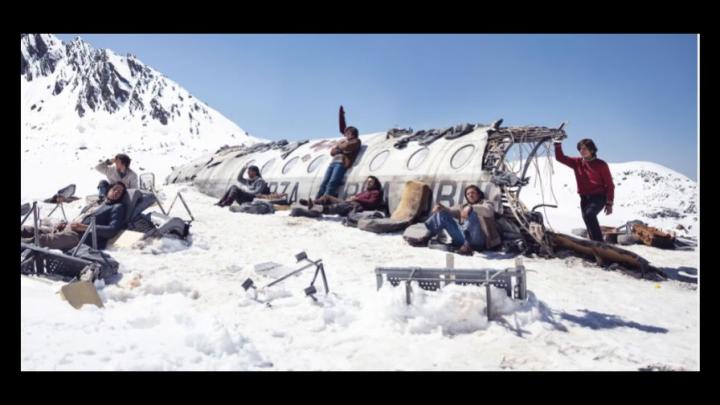 ‘La sociedad de la nieve’ y ‘Barrabrava’, mejor película y serie de 2024 para los Premios Platino