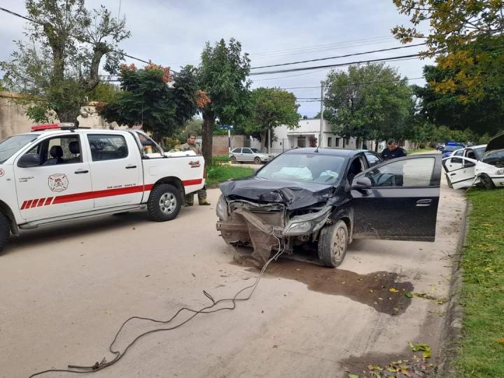 Fuerte choque de dos automóviles en céntrica esquina de San Javier 