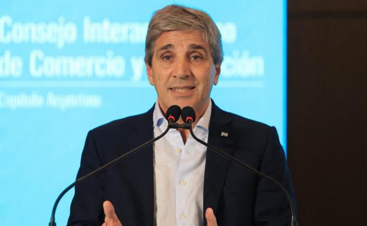 Caputo confirmó que desde septiembre baja 10 puntos el impuesto PAÍS
