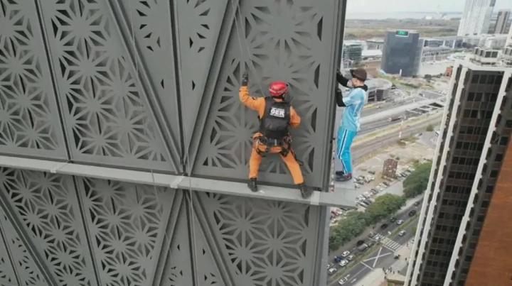Un influencer escaló un edificio en Buenos Aires sin protección y fue detenido