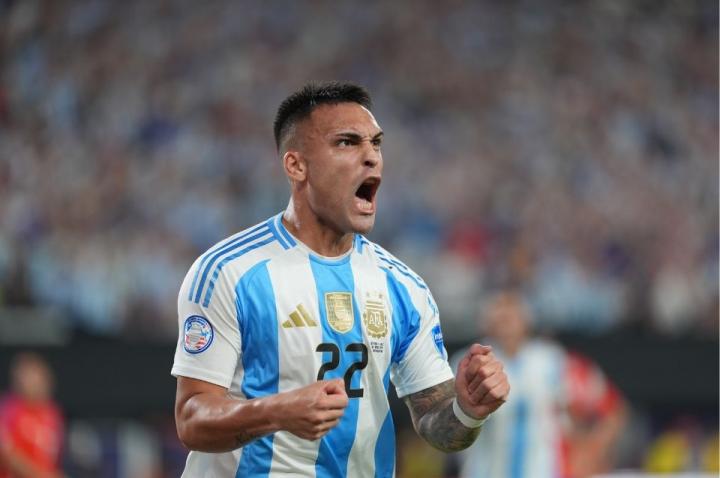 Argentina venció en el final a Chile y pasó a cuartos de final en la Copa América