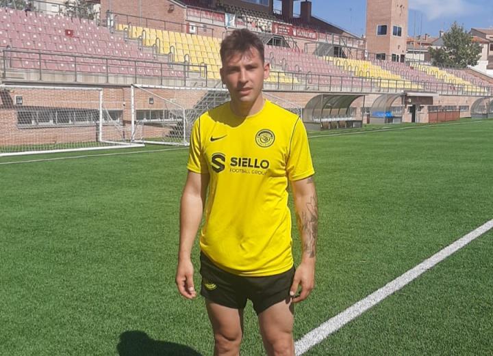 Bruno Blanche, se está probando en un equipo del exterior de la ciudad de Madrid, España. 